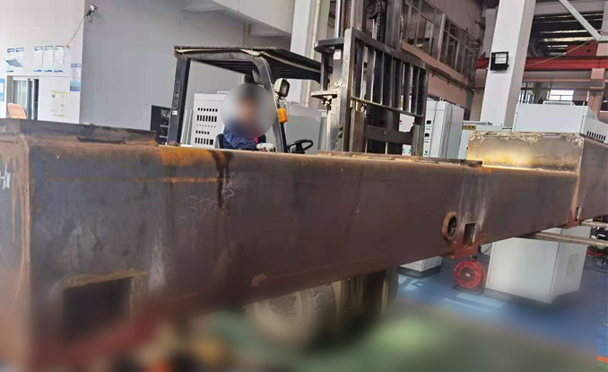 16#工字鋼加25#中板+8號鋼板三面整體鈑金，底座重達2噸，運行無抖動無雜音——棉亞雙螺桿擠出機