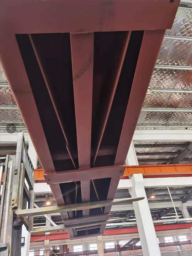 16#工字鋼加25#中板+8號鋼板三面整體鈑金，底座重達2噸，運行無抖動無雜音——棉亞雙螺桿擠出機