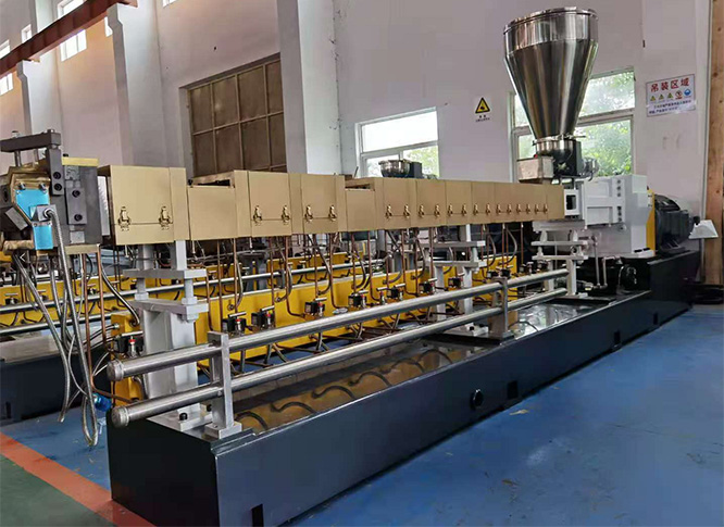 16#工字鋼加25#中板+8號鋼板三面整體鈑金，底座重達2噸，運行無抖動無雜音——棉亞雙螺桿擠出機